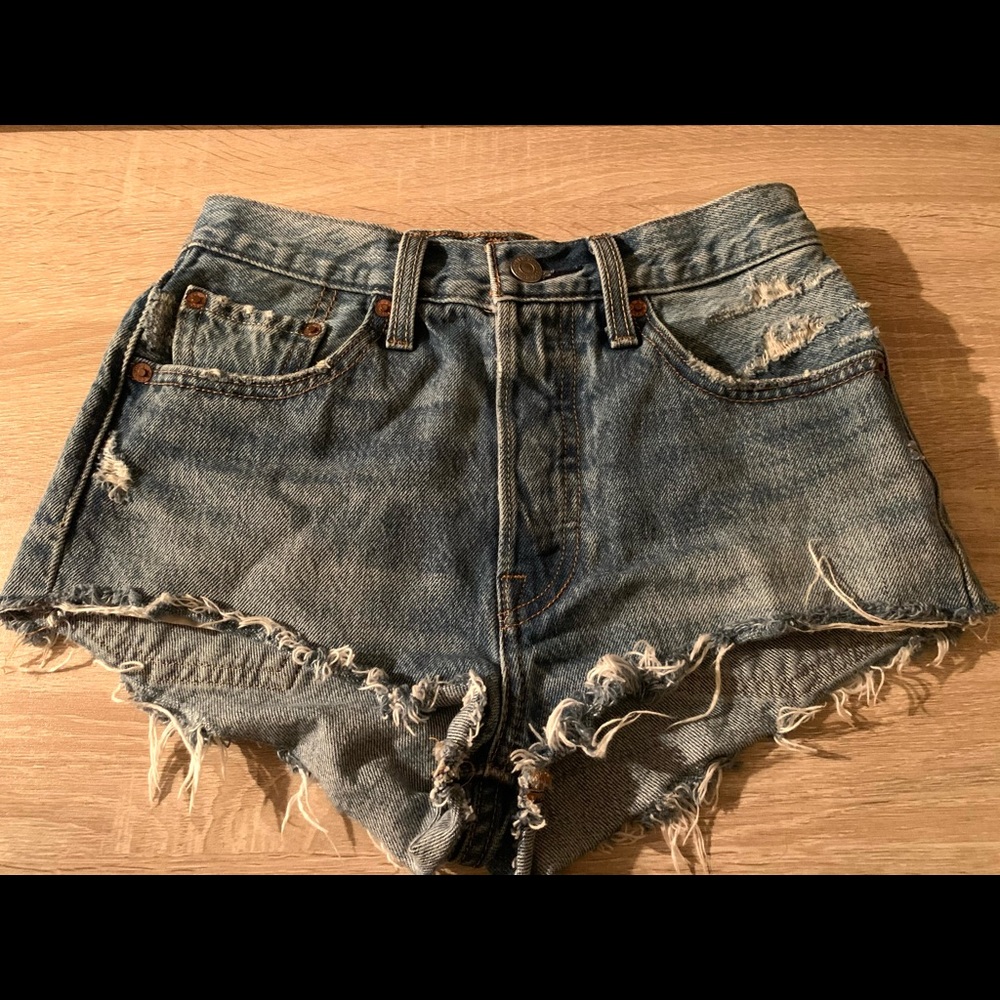 Distressed Button Fly Levi 501’s